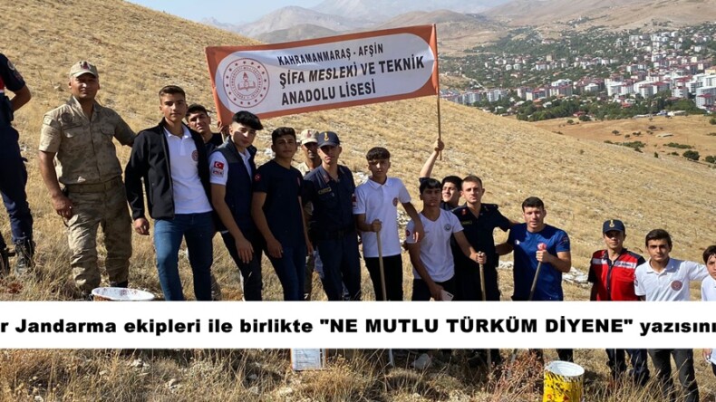 Öğrenciler Jandarma ekipleri ile birlikte “NE MUTLU TÜRKÜM DİYENE” yazısını boyadılar.