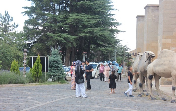 Afşin’e gelen ziyaretçiler  Ashab-ı Kehf’in manevi ikliminde huzur buluyor.