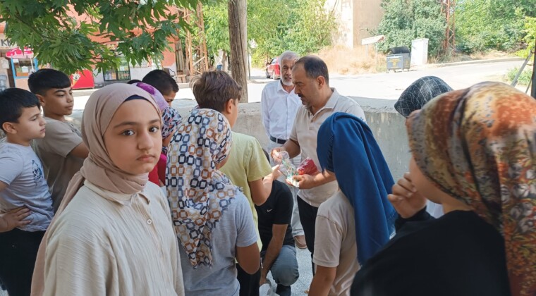 Pınarbaşı Mahallesi Muhtarı D.Mehmet Yaşar’dan Kur’an Kursu Öğrencilerine ziyaret.