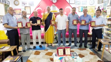 AFŞİNDER Başkanı Ahmet Ardıç’tan GÖNÜLDER Üyesi Temsili Yediler’e Teşekkür plaketi.