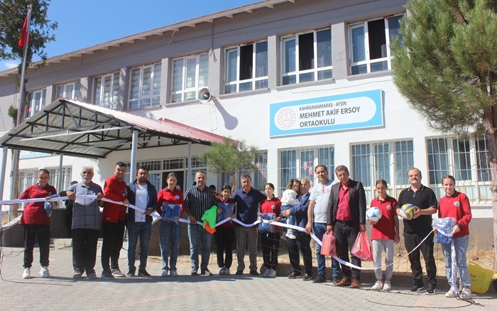 Afşinli STK Temsilcilerinden Mehmet Akif Ersoy’un Spor’da başarılı öğrencilerine malzeme desteği.