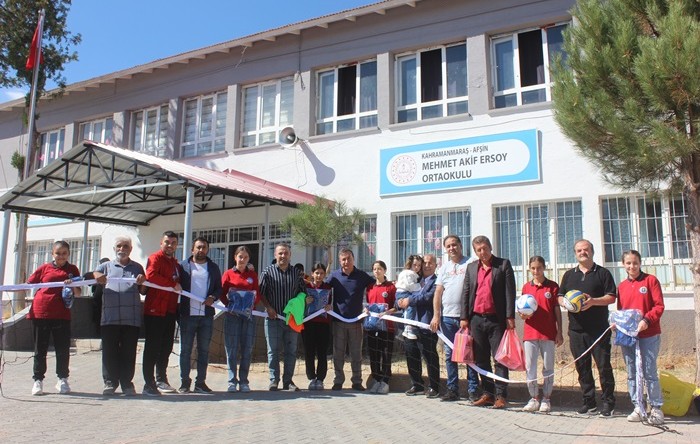 Afşinli STK Temsilcilerinden Mehmet Akif Ersoy’un Spor’da başarılı öğrencilerine malzeme desteği.