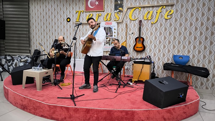 Afşin Efsus Royal Otel’de Canlı Müzik hizmeti sunulmaya başladı.