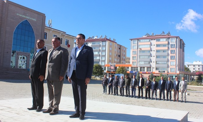 Afşin’de Muhtarlar Gününde Atatürk Anıtına Çelenk sunuldu.