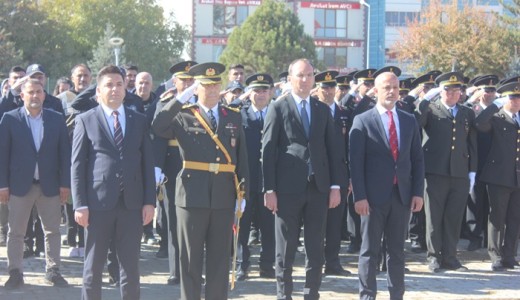 Cumhuriyet Bayramı Törenleri Afşin’de Çelenk Sunumu ile başladı.