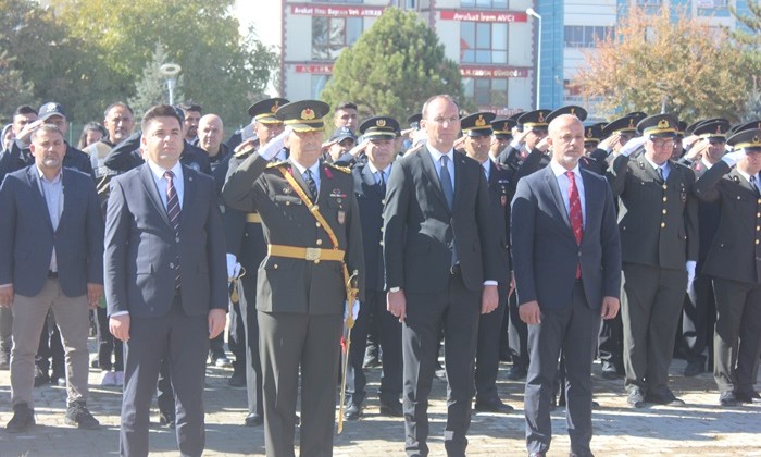 Cumhuriyet Bayramı Törenleri Afşin’de Çelenk Sunumu ile başladı.