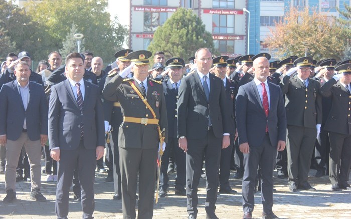 Cumhuriyet Bayramı Törenleri Afşin’de Çelenk Sunumu ile başladı.