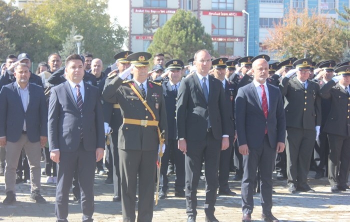 Cumhuriyet Bayramı Törenleri Afşin’de Çelenk Sunumu ile başladı.