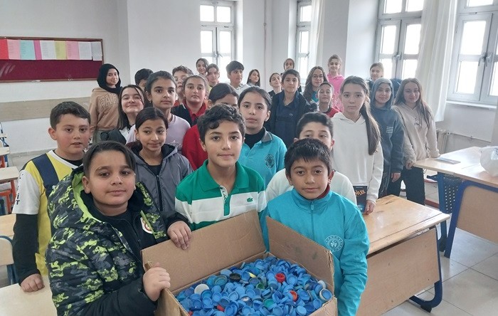 Afşin Aşık Mahzuni Şerif Ortaokulu Öğrencilerinden Tekerlekli Sandalye Kampanyasına destek.