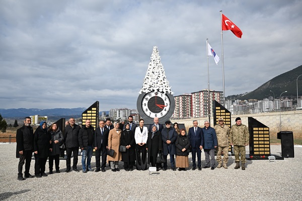 KSÜ’DE “DEPREM ŞEHİTLERİ ANITI” DUALARLA AÇILDI.